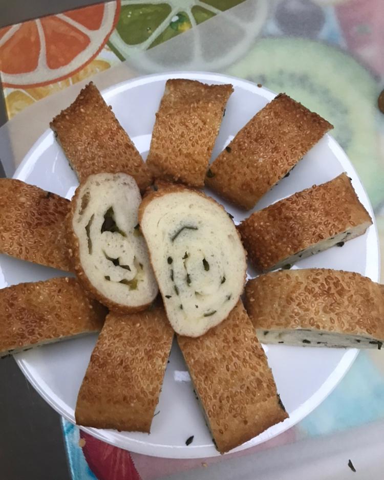 我家的双胞胎做的香葱花卷&芝麻黄金卷