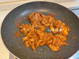 牛排中式吃法：海鲜菇炒牛柳的做法 步骤7