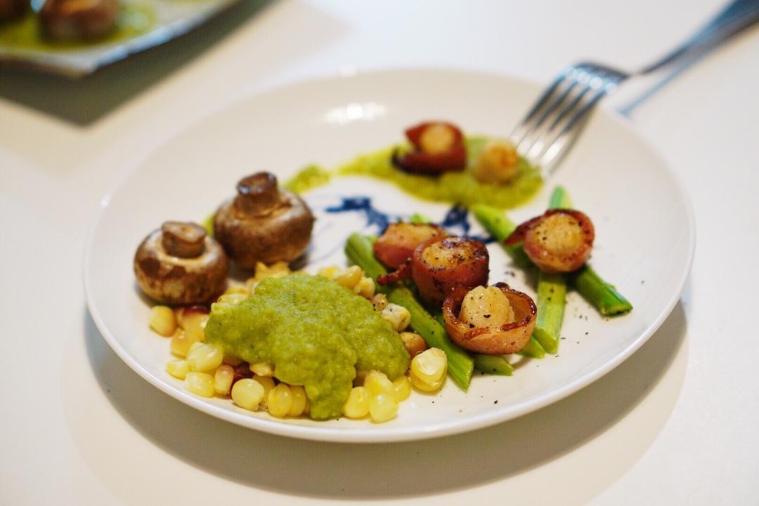 培根扇贝卷和煎扇贝佐玉米豌豆泥