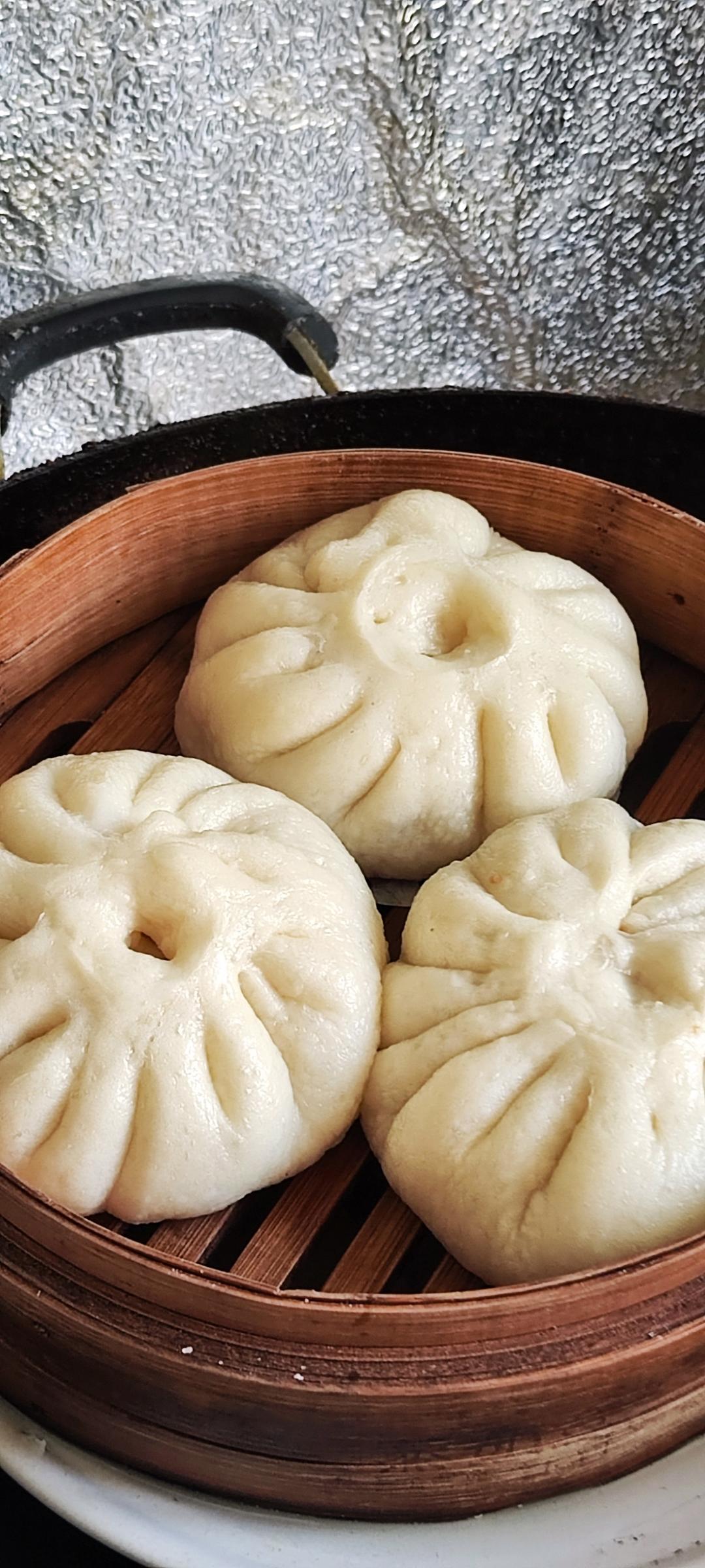 一口吃到很多肉的酱肉包