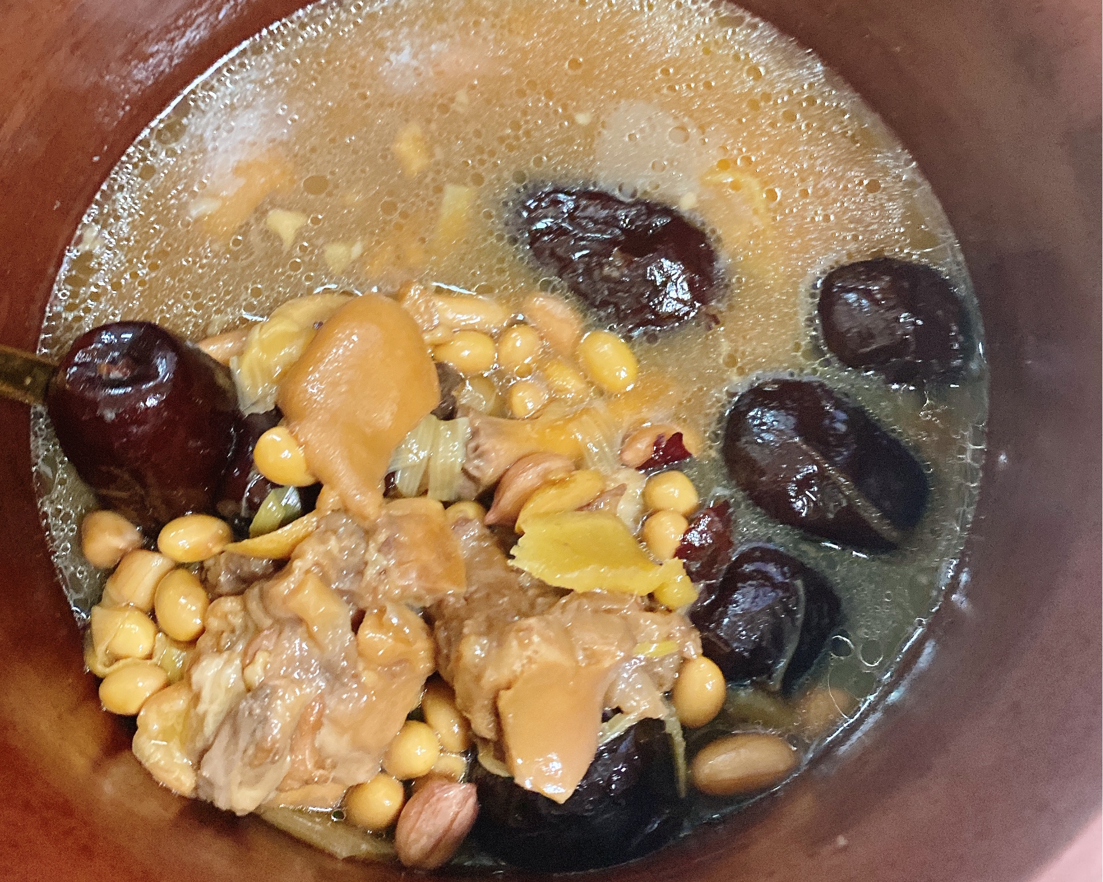 【猪脚汤】辅料：黄芪枸杞桂圆红枣花生黄豆的做法