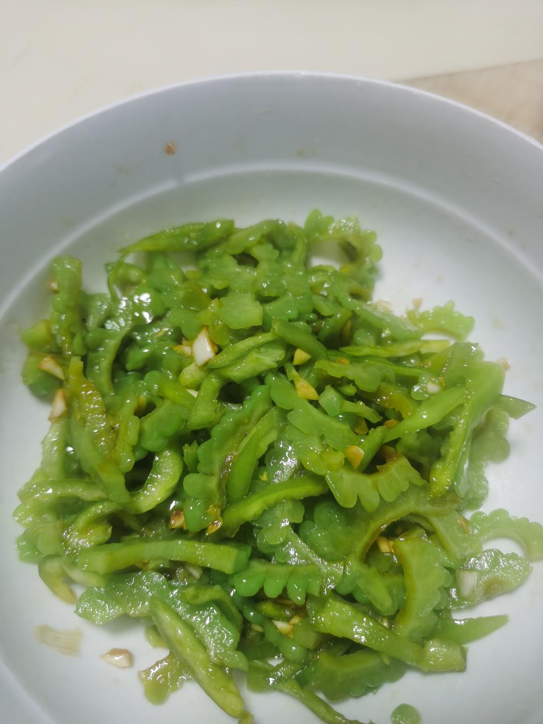 凉拌苦瓜(色碧、味脆)
