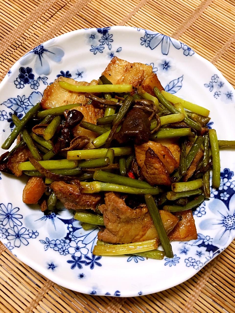 五花肉干锅茶树菇