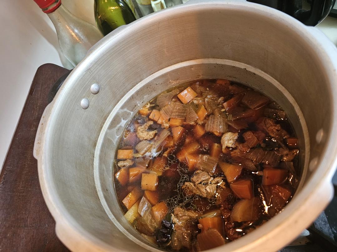 筋头巴脑（就是带肉的牛蹄筋）炖红萝卜土豆（比外面买成品实惠很多）