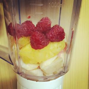 树莓菠萝苹果汁的做法 步骤2
