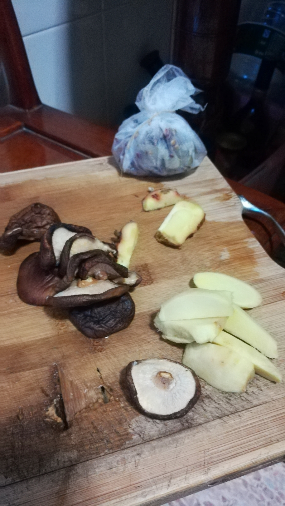 红焖腐竹香菇羊肉煲的做法 步骤1
