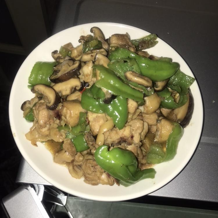 鸡腿肉炒蘑菇