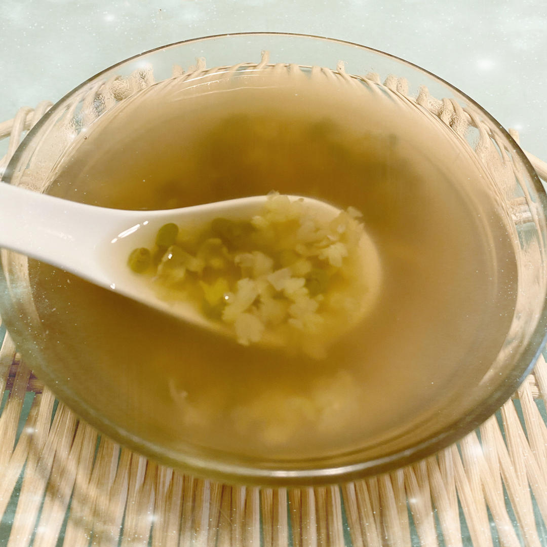 早安明天做的绿豆汤(粒粒开花,软糯流沙,超级省火)绿豆,冰糖,水