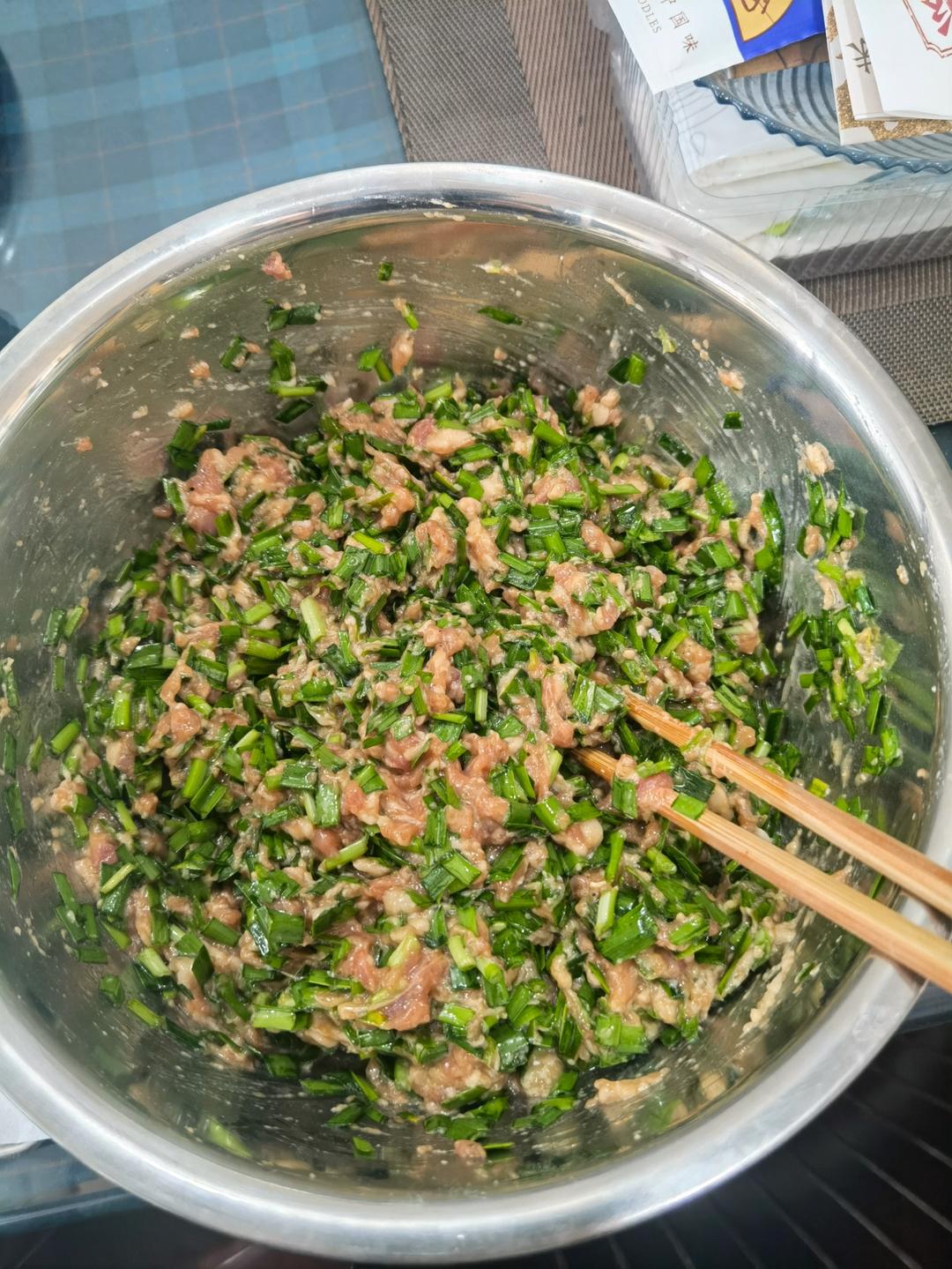 韭菜猪肉饺子(附擀皮和最简单的饺子包法)