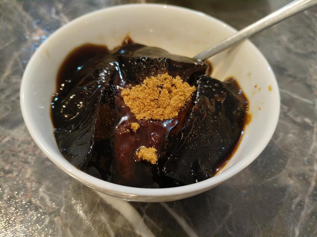 用草熬出来的潮汕草粿           （烧仙草、仙草冻）
