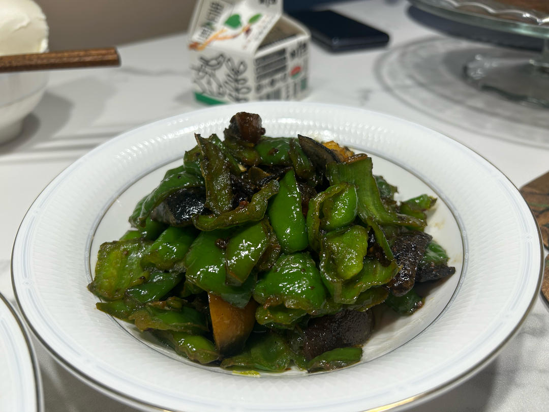 皮蛋：辣椒烧皮蛋