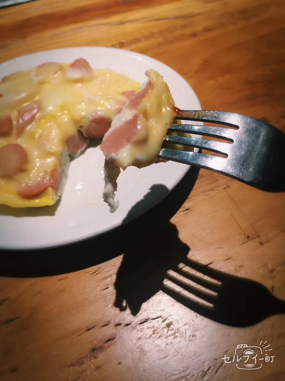 只需摆好材料去微波！惊艳全家的早餐端上桌：香肠奶酪烘蛋