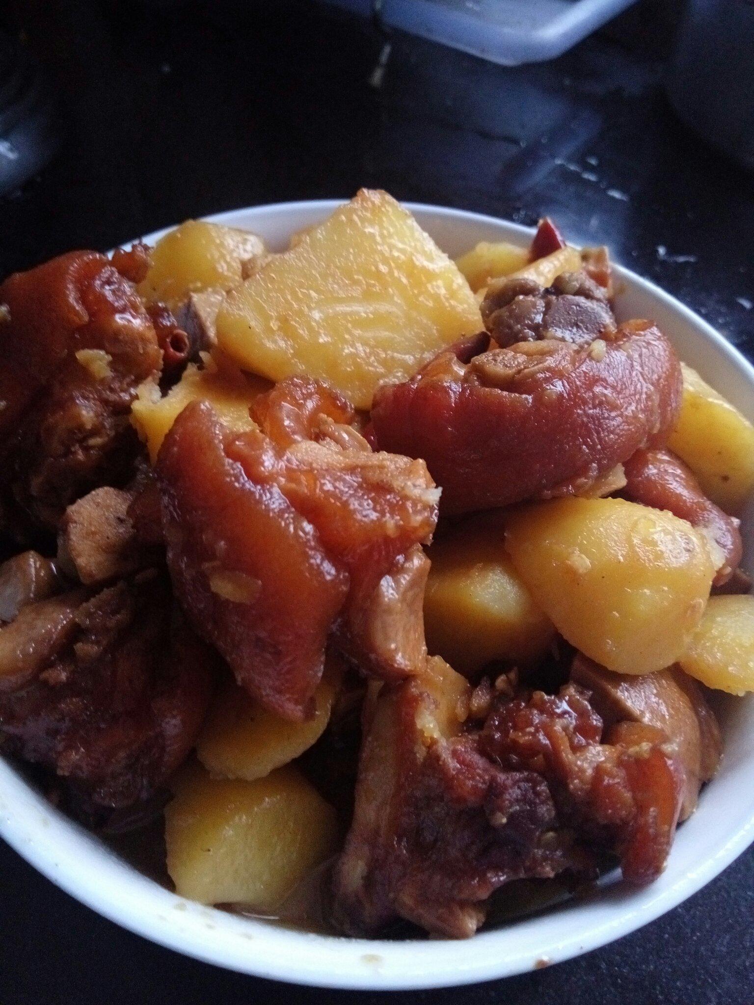 红烧猪蹄炖土豆的做法