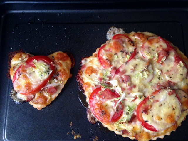 薄饼脆皮火腿pizza
