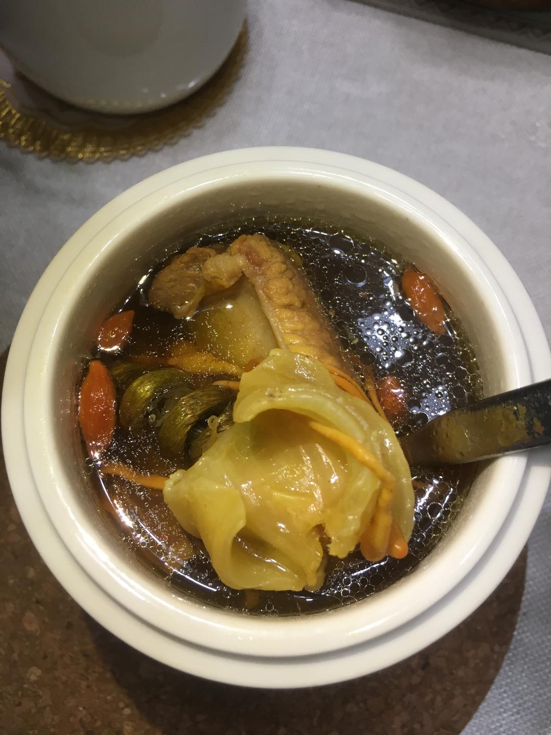 双背鱼胶排骨汤的做法