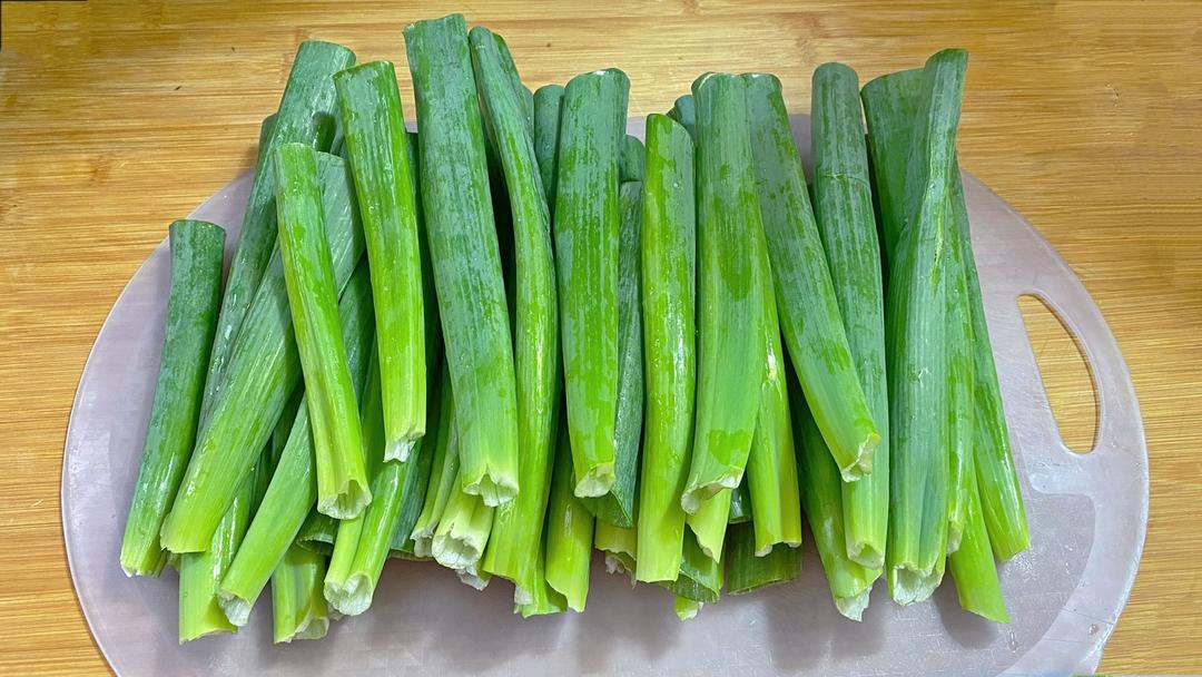 大葱叶 拌菜的做法 步骤1