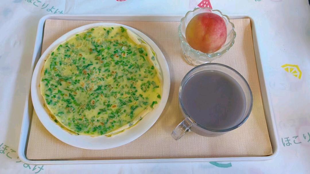 一个鸡蛋，一把韭菜，一碗面，全程手不沾面，只要搅一搅，烙一烙，不用早起，十分钟就可以搞定的懒人早餐：韭菜鸡蛋煎饼。柔软劲道，简单好做，营养丰富，有手就会。