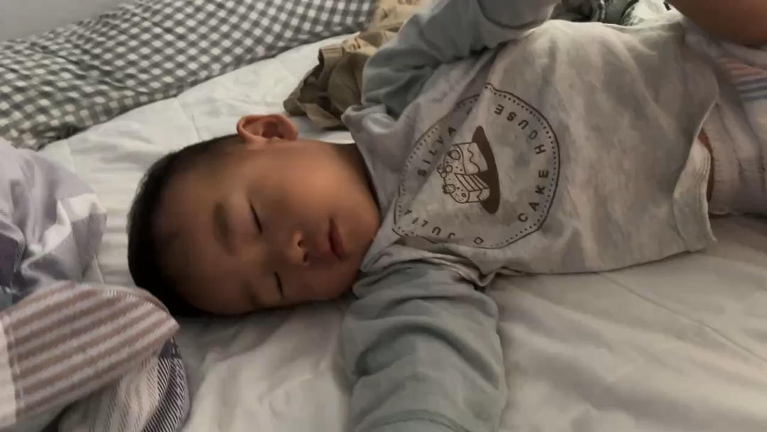 办公室小野做铜锣甜不辣，甜肠外皮酥脆，炸馓子越嚼越香