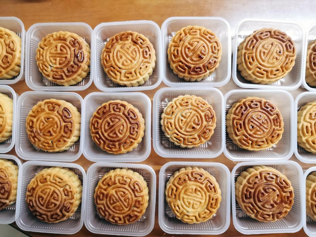 广式月饼—蛋黄芝麻月饼