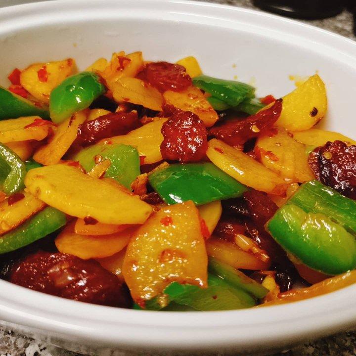 不放一滴油做干锅～土豆片青椒炒腊肉