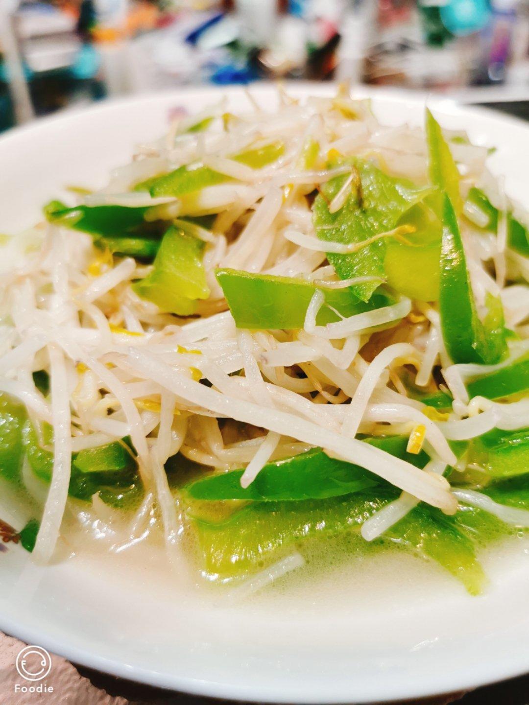 夏日里清爽小菜一青椒炒豆芽菜