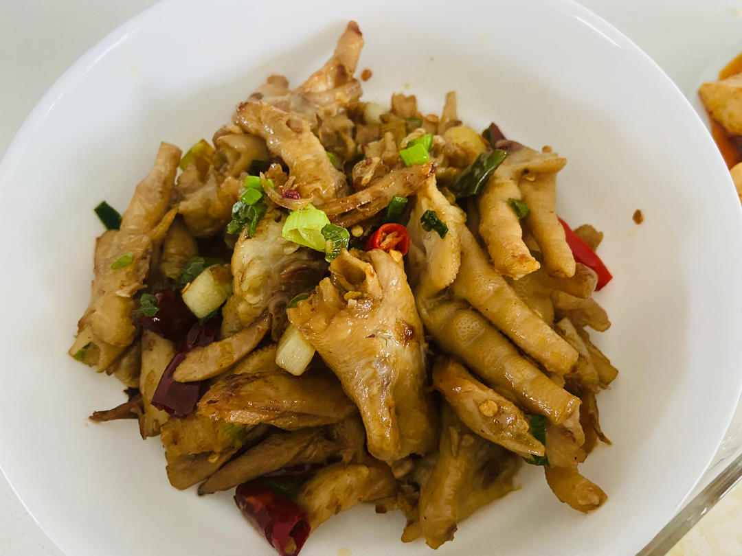 厨师长教你：“辣炒鸡爪”的家常做法，口感和味道都很赞，收藏了