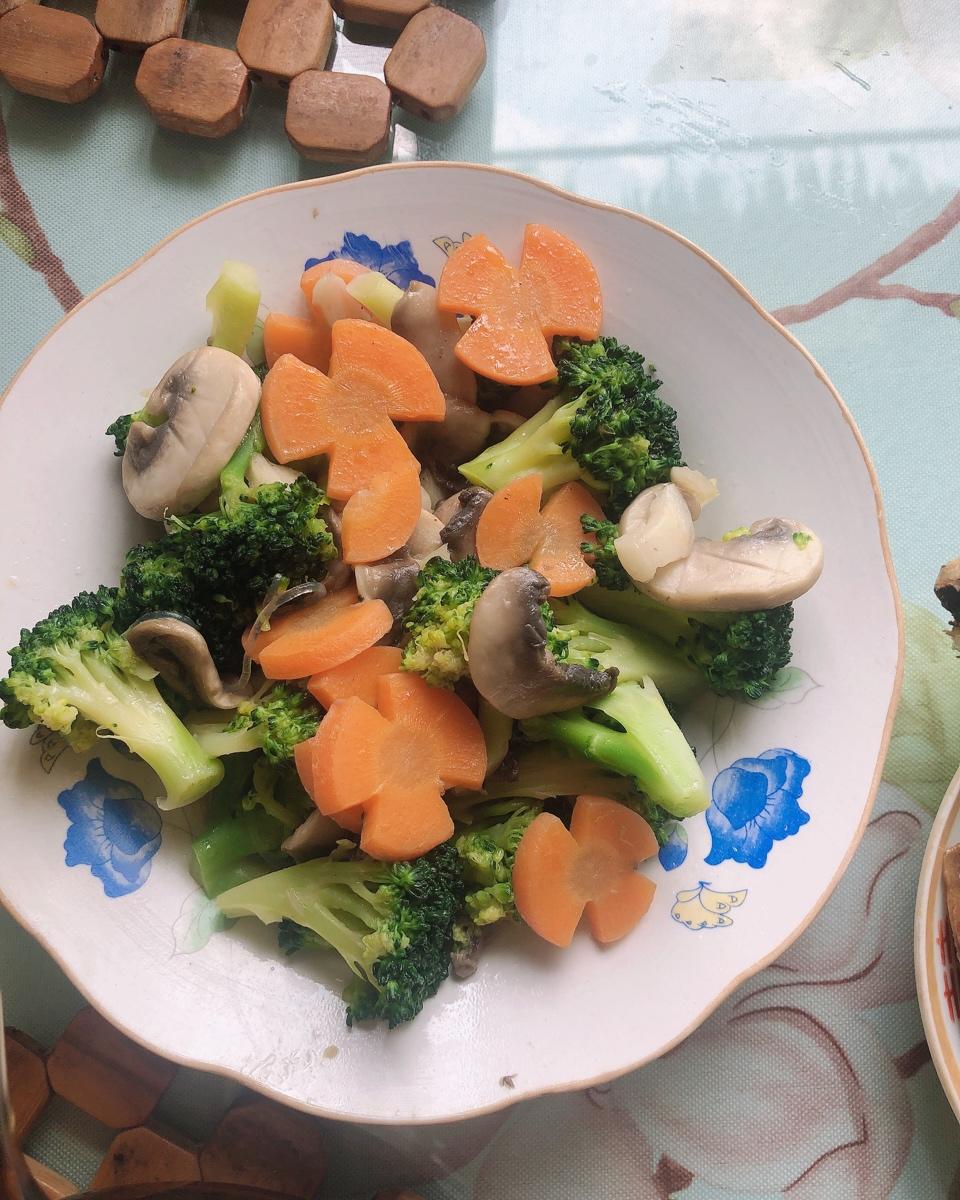 健康低脂家常菜—西兰花炒口蘑