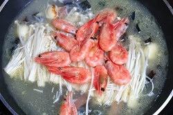 上汤金针菇北极虾的做法 步骤6