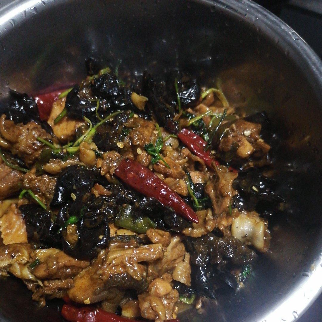 十几年不吃鸡肉的人吃了一盘子的小鸡炖香菇