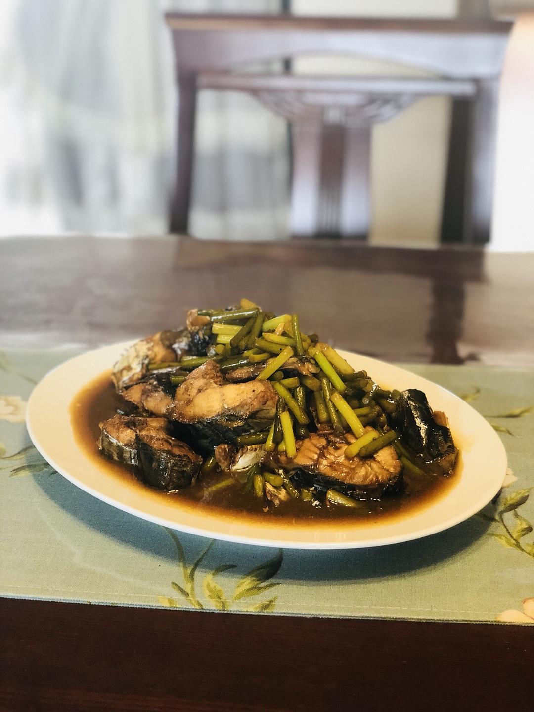 啤酒蒜苔烧鲅鱼