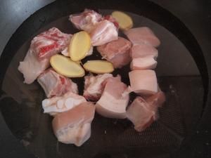 板栗红烧肉的做法 步骤2