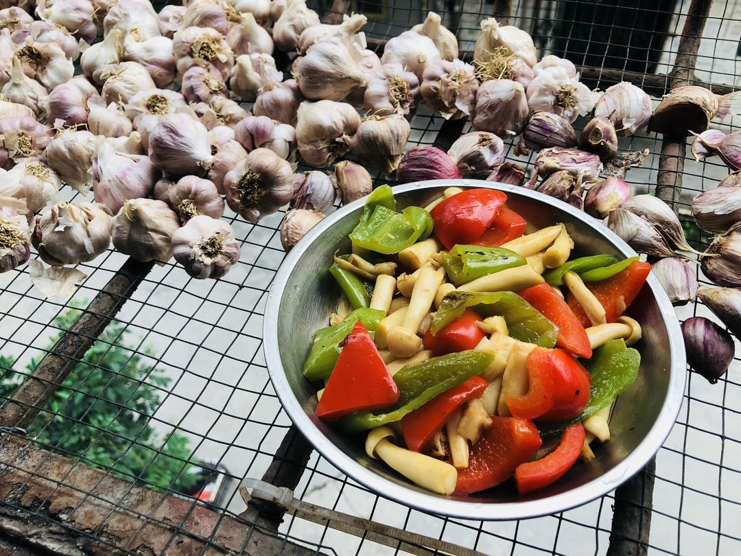 双椒海鲜菇的做法