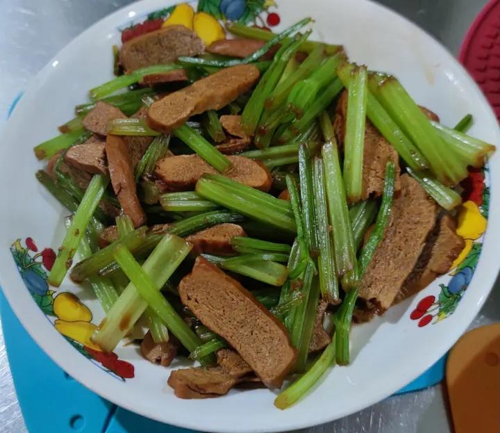 午餐晚餐简单快手下饭菜芹菜炒香干