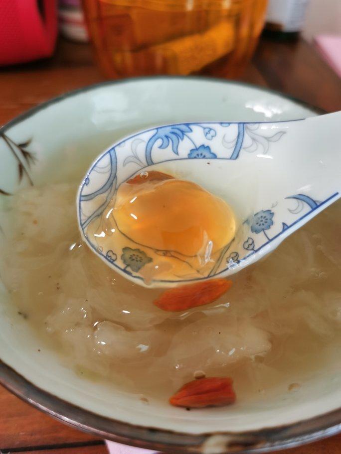 桃胶银耳红枣羹