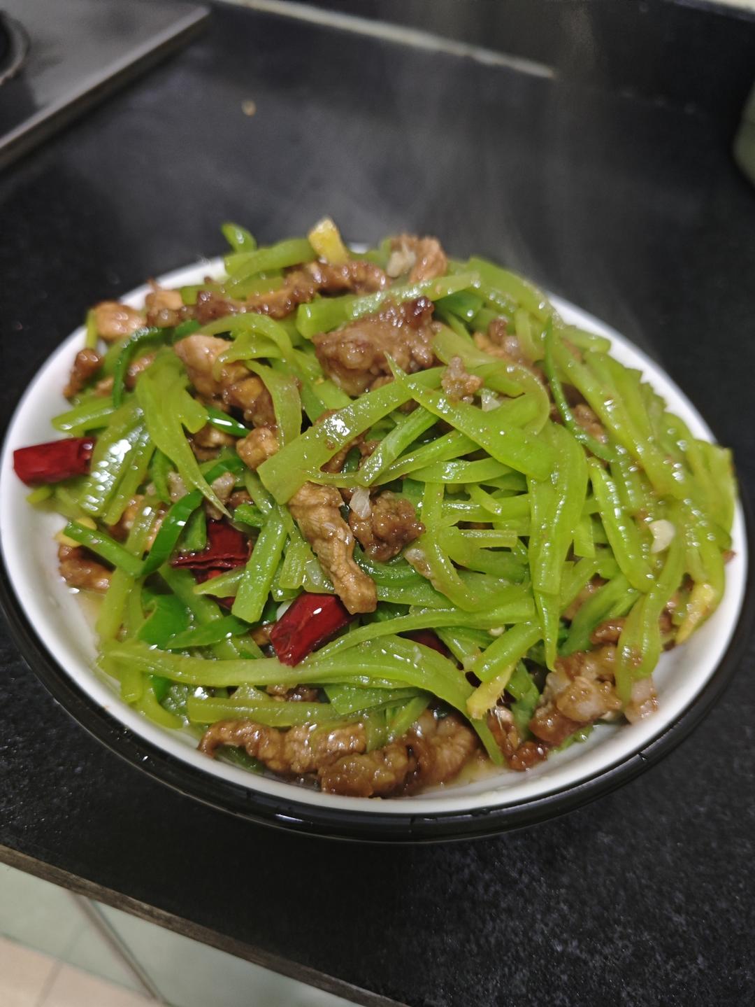 清爽解腻巨下饭的莴笋炒肉丝！
