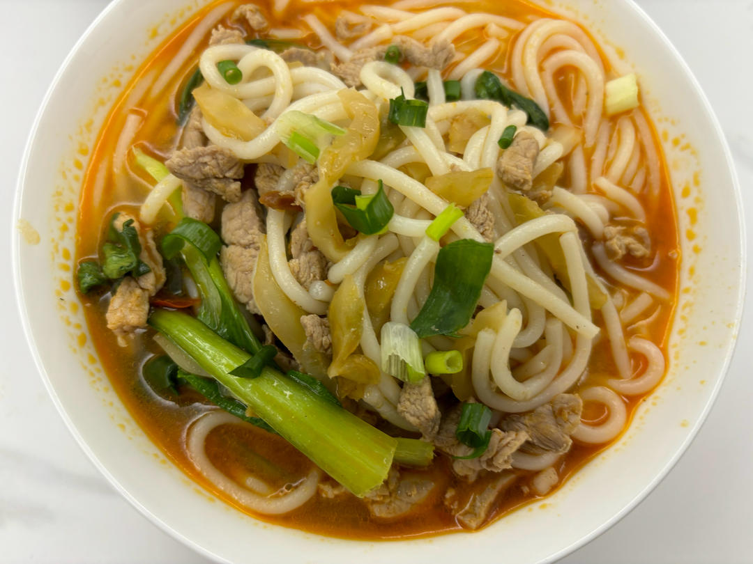 夏天来了，没胃口就来份香辣开胃榨菜肉丝粉