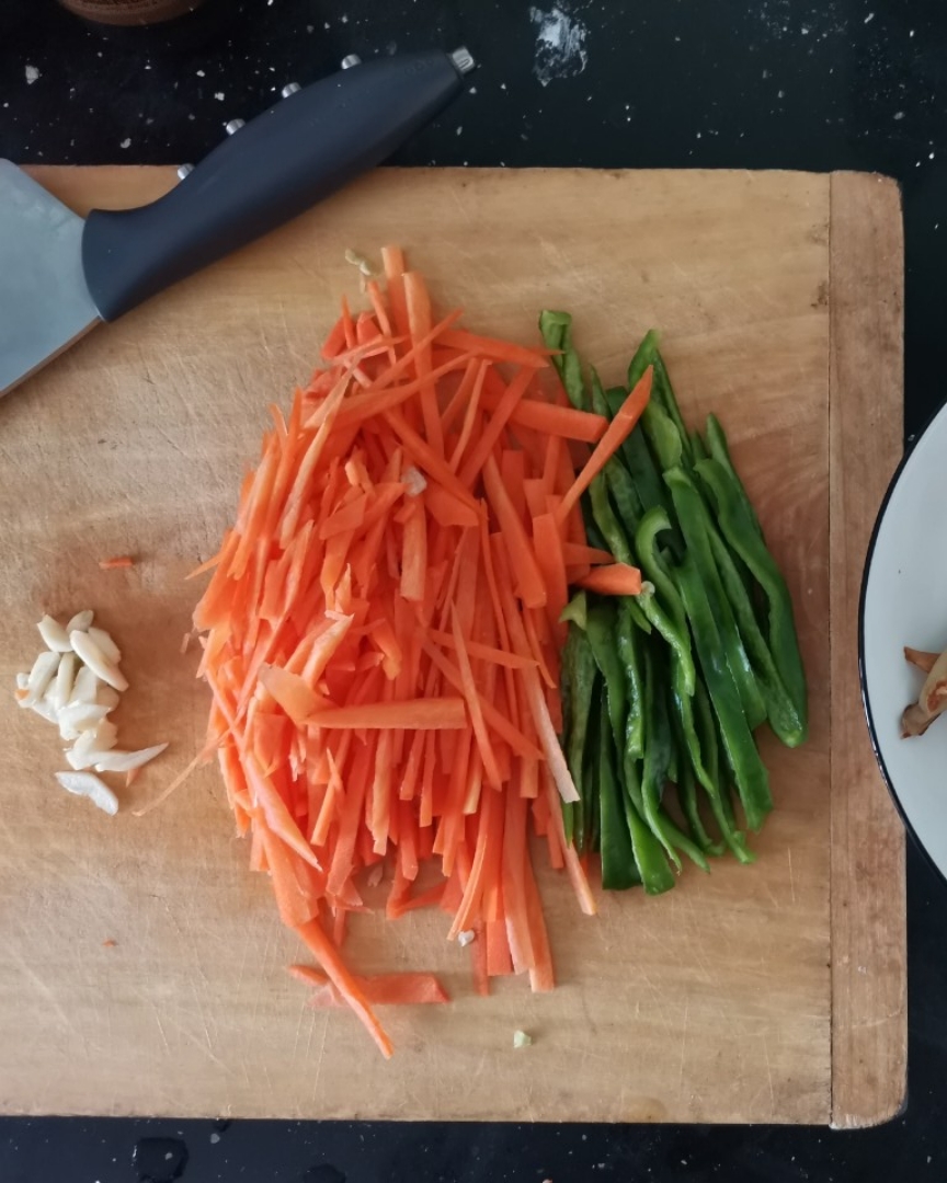 简易干煸杏鲍菇伴胡萝卜青椒（减油减盐）的做法 步骤2