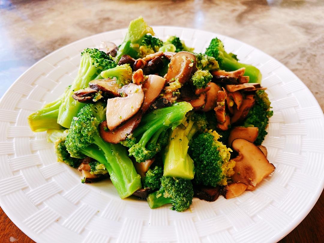 低脂好吃的西兰花炒香菇
