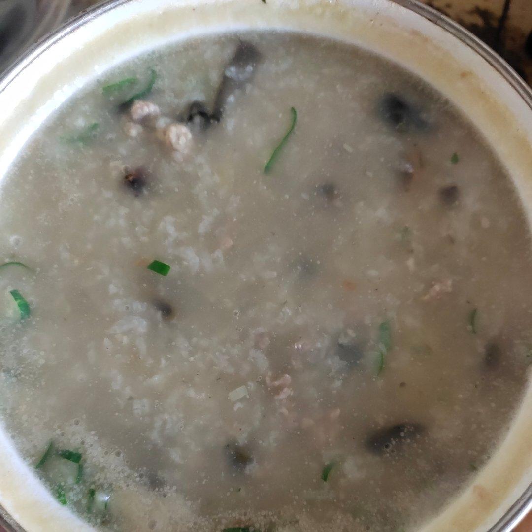广东人教你正宗的
皮蛋瘦肉粥