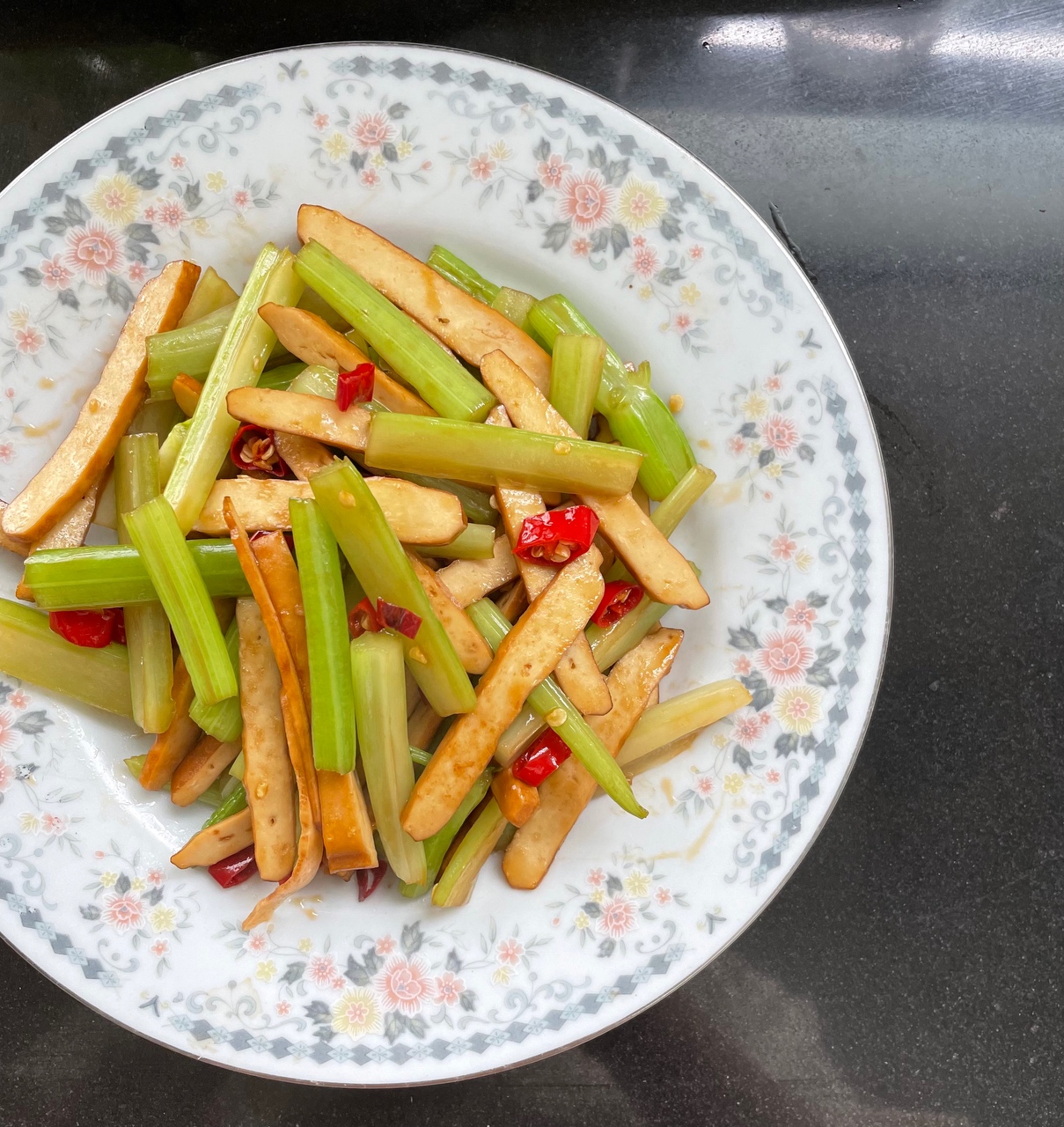 节后刷脂餐～西芹炒香干的做法