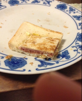 鸡蛋火腿藏在吐司里
