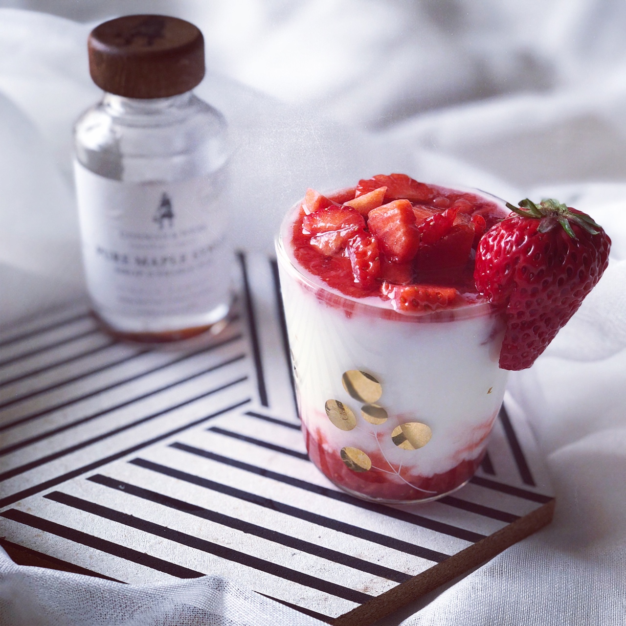 草莓酸奶杯