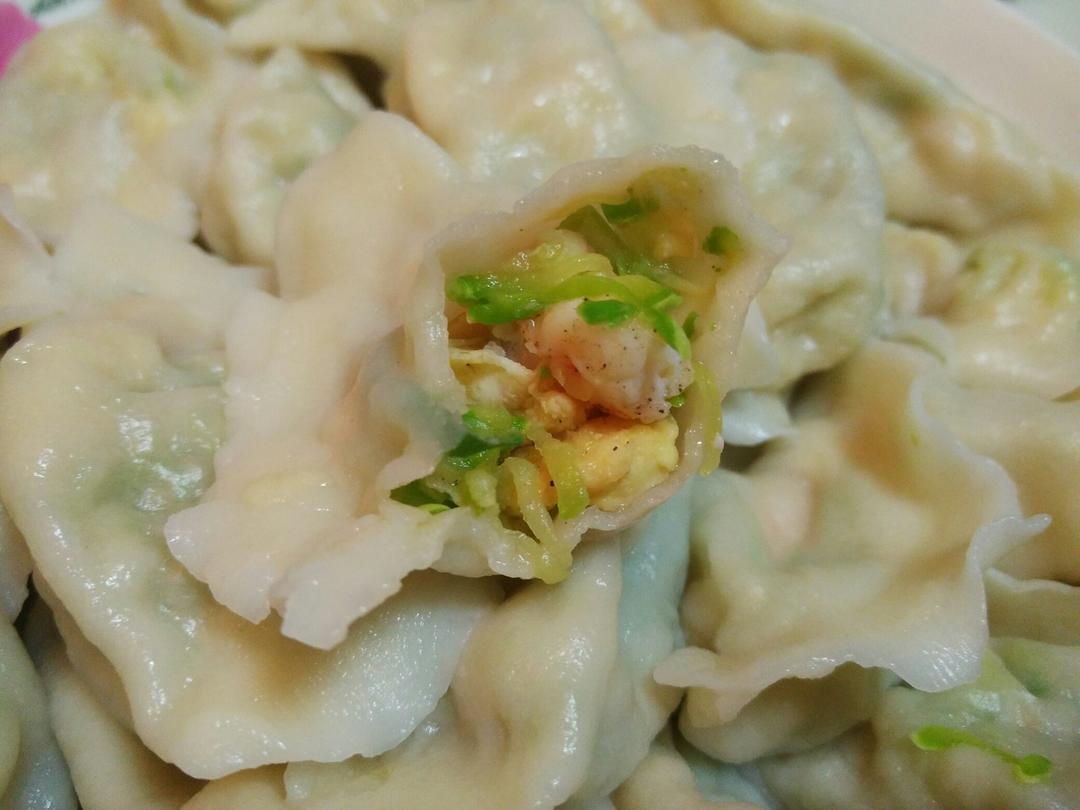 西瓜胖妹做的西葫芦鸡蛋虾仁三鲜饺子