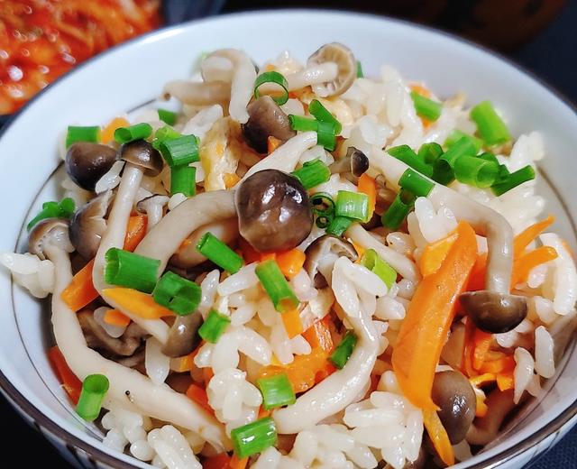 一口气能吃两碗❗日式蟹味菇煲饭（来自一位日本老婆婆的方子.附有味啉和荞面汁制法）的做法