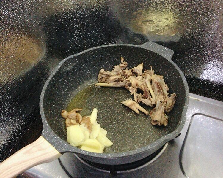 【原创】教你做出用时短，肉好吃，汤好喝，还不用吐骨头的香菇鸡汤！的做法 步骤3