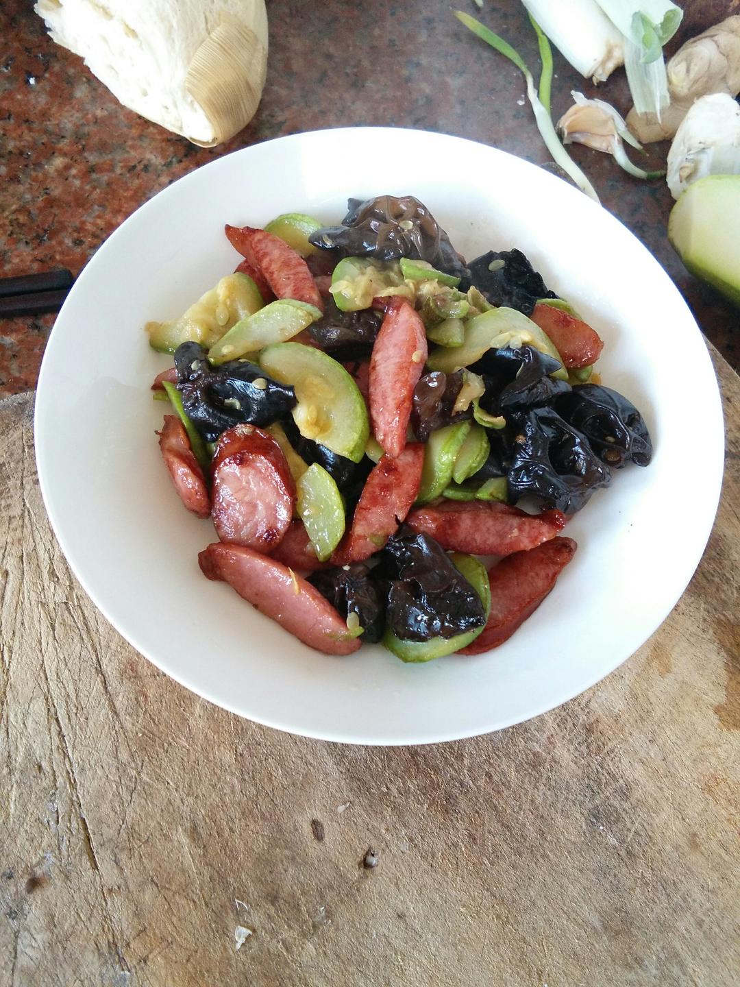 家常胶瓜木耳炒火腿的做法