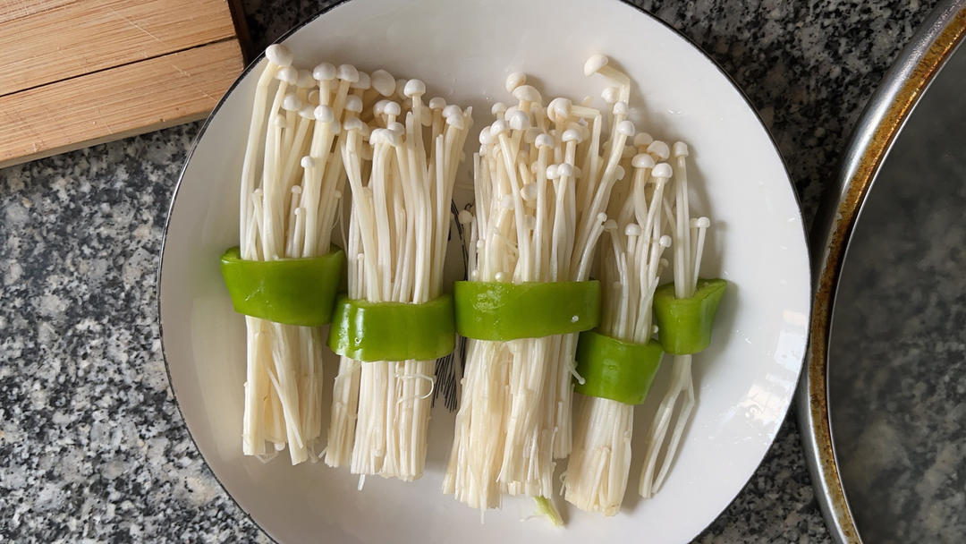 青椒卷金针菇，无敌下饭