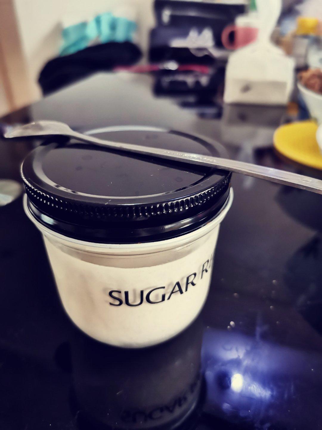 红茶牛奶慕斯佐杏仁巧克力脆片