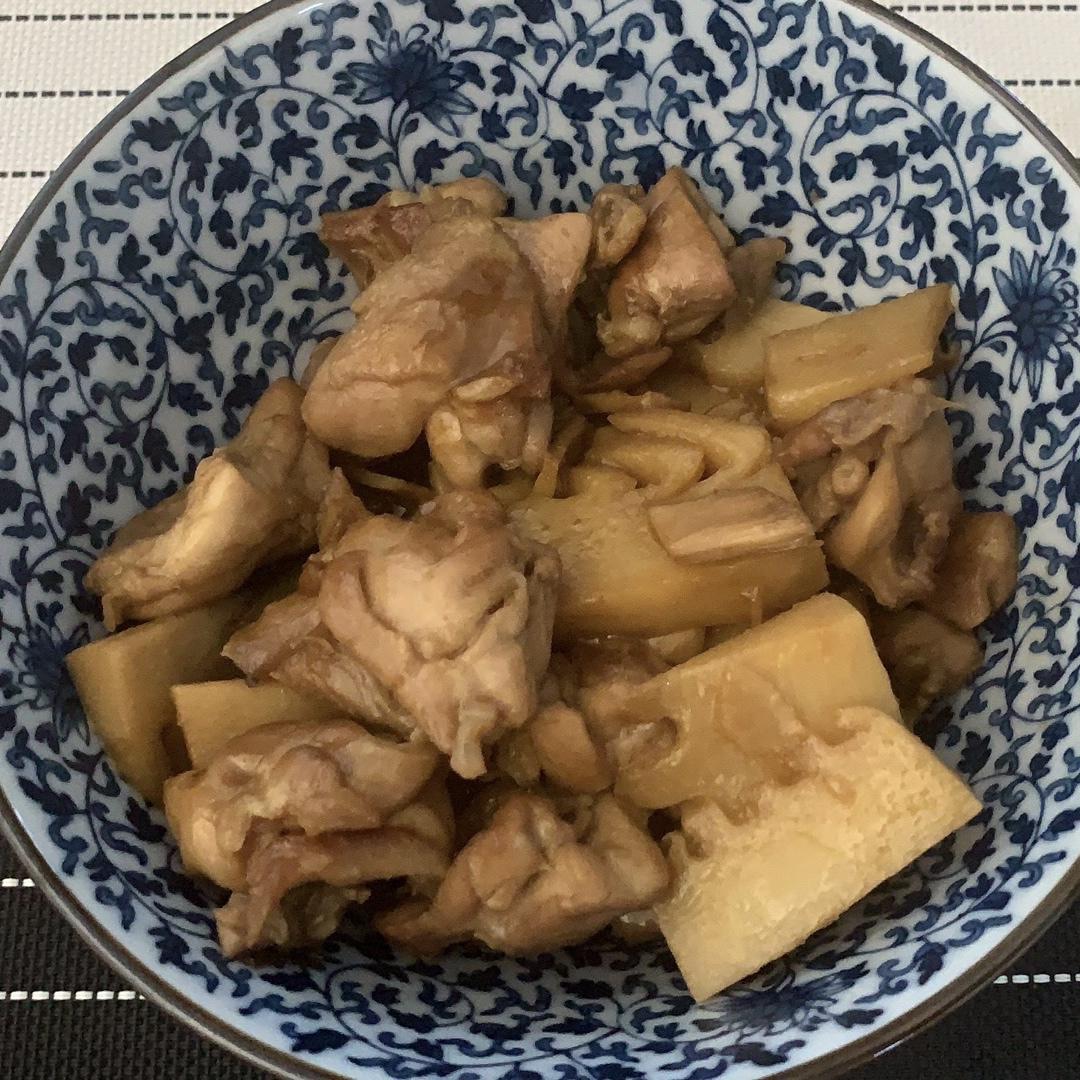 【竹笋焖鸡】
