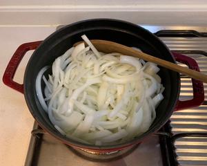 秘诀公开! 法国路易XV的洋葱汤French Onion Soup的做法 步骤3